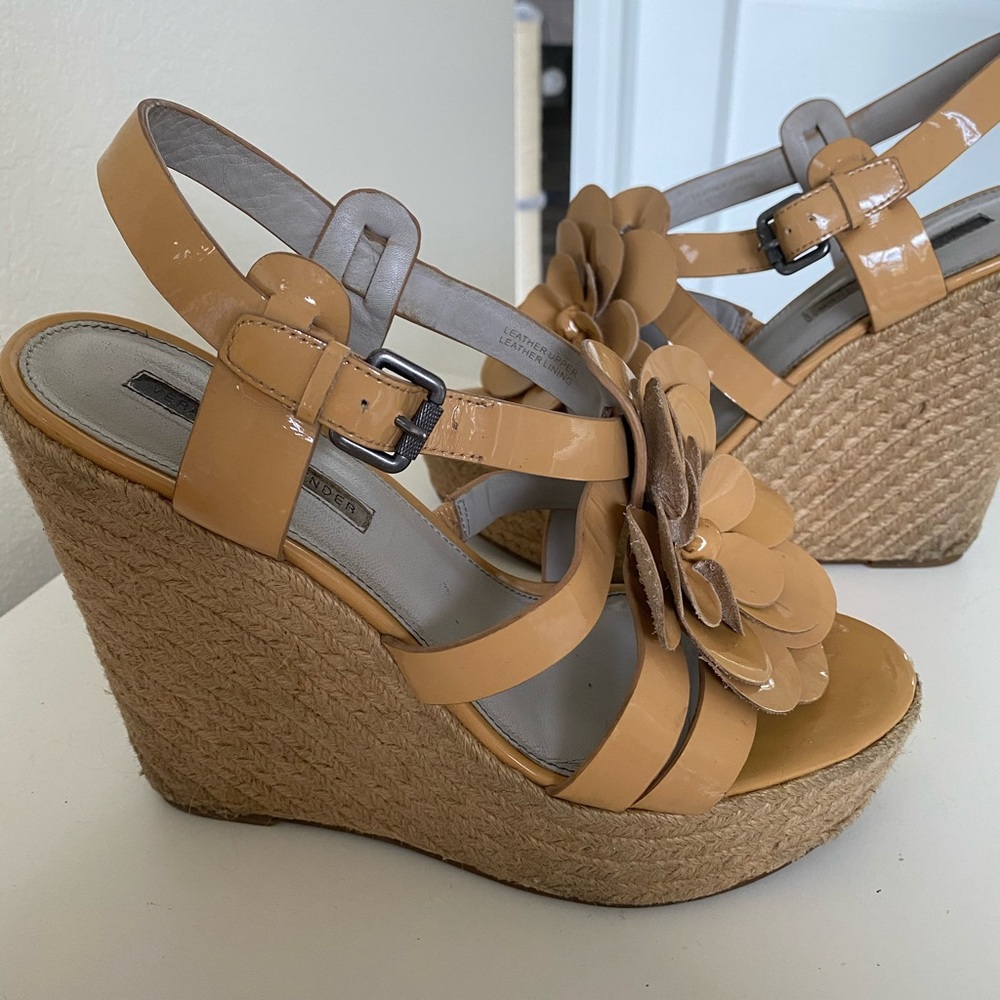 Vera Wang Lavender Wedges 9.5 - Picture 4 of 9